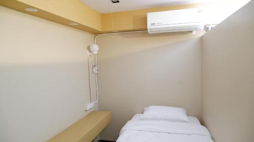 shi ro i poshtel