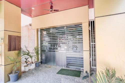 Hotel Golden Roof,,3 star