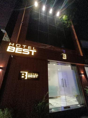 hotel best near kokilaben hospital andheri west