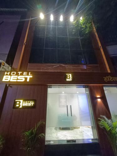 hotel best near kokilaben hospital andheri west