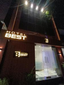 hotel best near kokilaben hospital andheri west