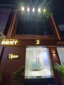 hotel best near kokilaben hospital andheri west