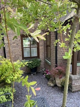 The Globe House,,4 star