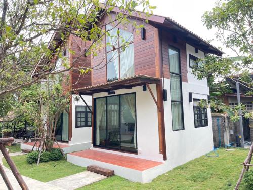 baanrongmai canal front cafe and homestay