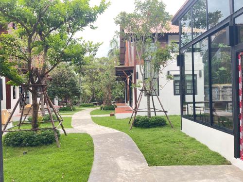 baanrongmai canal front cafe and homestay