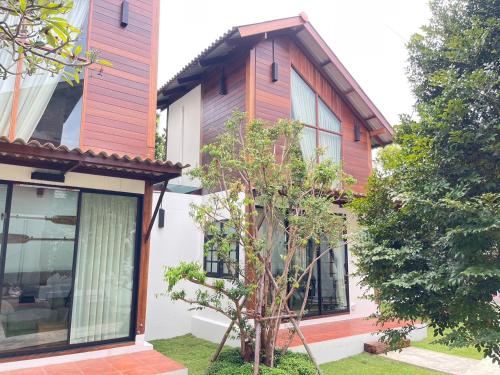 baanrongmai canal front cafe and homestay