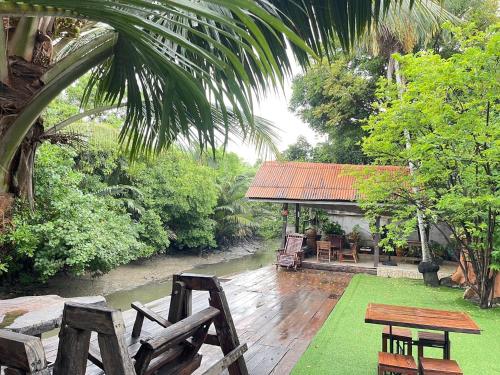 baanrongmai canal front cafe and homestay