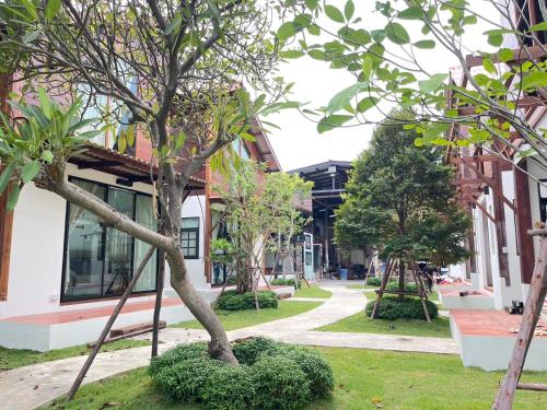 baanrongmai canal front cafe and homestay
