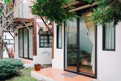 baanrongmai canal front cafe and homestay