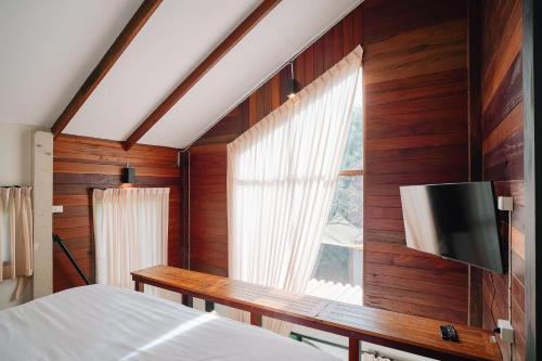 baanrongmai canal front cafe and homestay