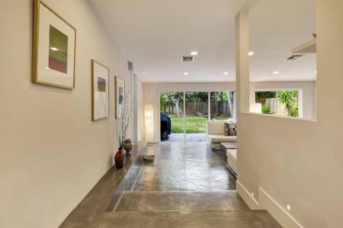 fabulous bungalow w outdoor eden mins from beach