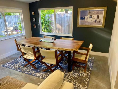 fabulous bungalow w outdoor eden mins from beach