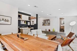 fabulous bungalow w outdoor eden mins from beach