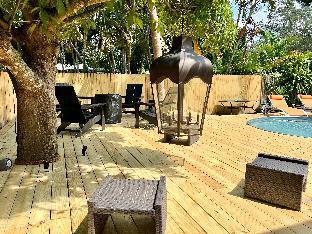 fabulous bungalow w outdoor eden mins from beach