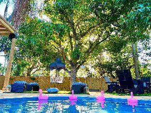 fabulous bungalow w outdoor eden mins from beach