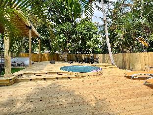 fabulous bungalow w outdoor eden mins from beach