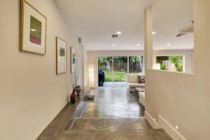 fabulous bungalow w outdoor eden mins from beach