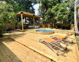 fabulous bungalow w outdoor eden mins from beach