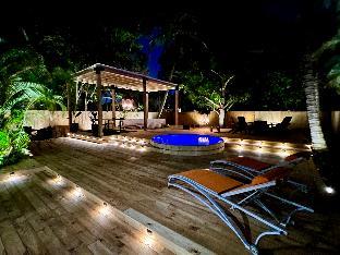 fabulous bungalow w outdoor eden mins from beach