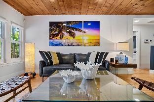 fabulous bungalow w outdoor eden mins from beach