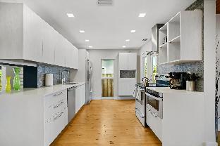 fabulous bungalow w outdoor eden mins from beach