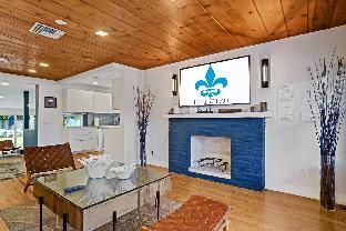 fabulous bungalow w outdoor eden mins from beach