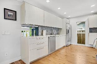 fabulous bungalow w outdoor eden mins from beach