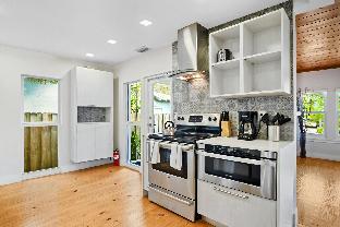 fabulous bungalow w outdoor eden mins from beach