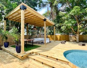 fabulous bungalow w outdoor eden mins from beach