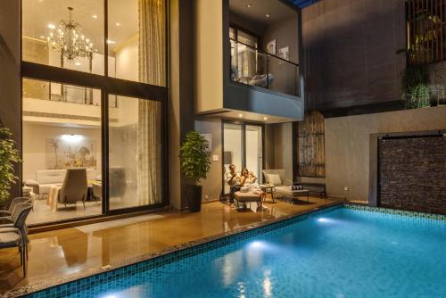 vana a lindsay manor