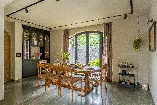 vana a lindsay manor