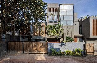 vana a lindsay manor