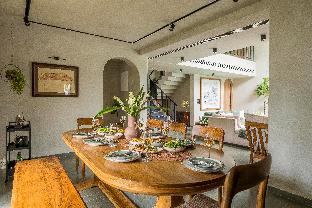 vana a lindsay manor