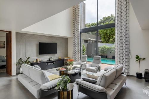 vana a lindsay manor