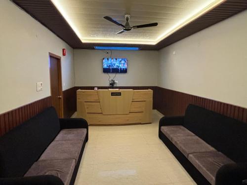 r narayan pleasant inn hotel guptkashi