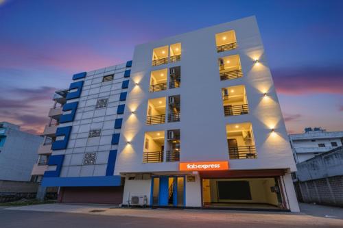 super hotel o near uttam nagar east metro