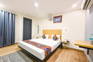 super hotel o near uttam nagar east metro