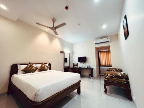 Hotel Gokulam Grand,,4 star