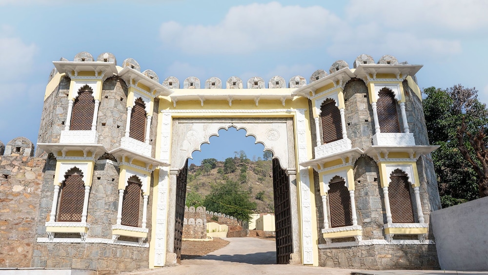 doongar fort 7 km from ambaji