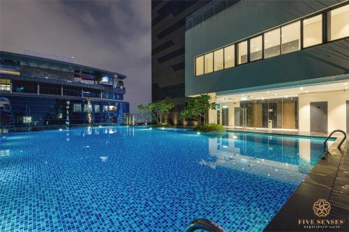 the manor residence klcc by five senses