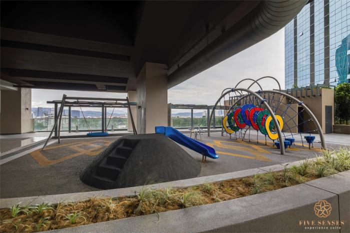 the manor residence klcc by five senses