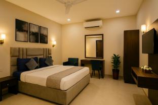 hotel paradise stays near golden temple