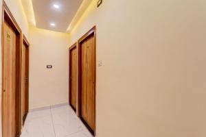 827055 hotel manyam palace