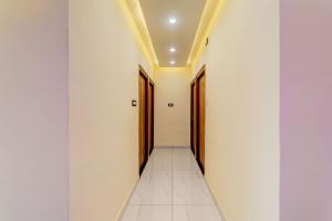 827055 hotel manyam palace