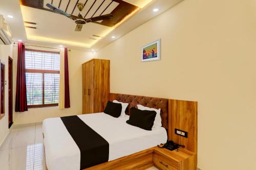 827055 hotel manyam palace