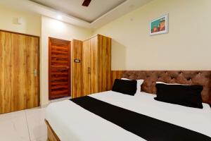 827055 hotel manyam palace