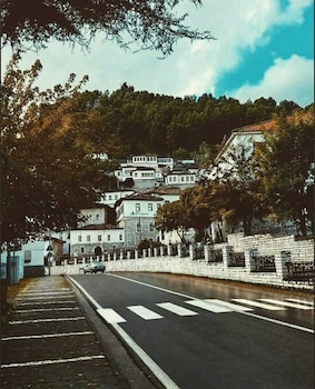 te gjyshi at grandfather