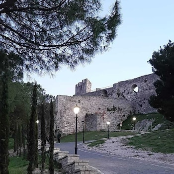 te gjyshi at grandfather