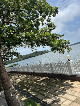 lavilla lake resort and restaurant