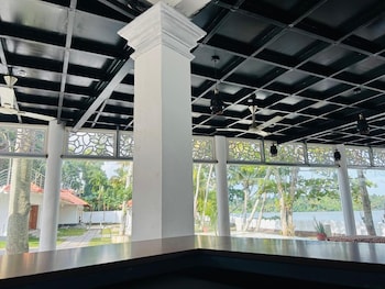 lavilla lake resort and restaurant